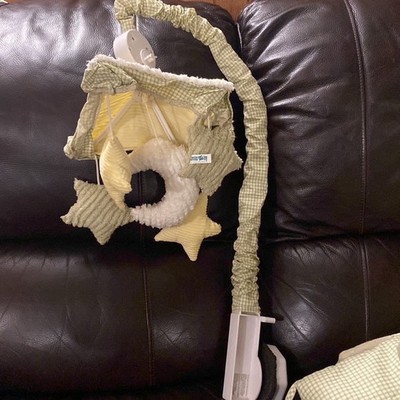 8 piece Lambs & Ivy yellow, cream and green crib set - Picture 8 of 13